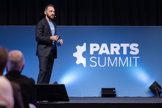 Alex Morbe, Geschäftsführer von MARKT-PILOT, eröffnet auf der Bühne den PARTS SUMMIT 2024