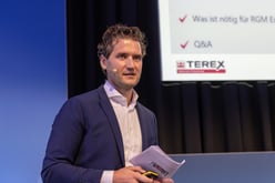 Kai Ostendorf, Director Parts, Sales & Pricing bei TEREX Global, während seiner Präsentation auf dem PARTS SUMMIT 2024