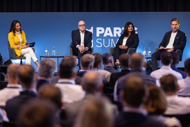 Lola Clemente, Rainer Hundsdörfer und Benjamin Reichenecker zusammen mit Moderatorin Camilla Biasio während der Panel-Diskussion auf dem PARTS SUMMIT 2024