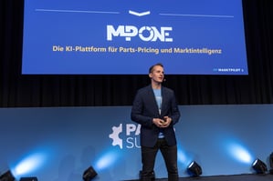 Clemens Komorek, VP Growth bei MARKT-PILOT präsentiert auf der Bühne das neue Produkt MP ONE