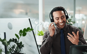 Ein Service-Mitarbeiter telefoniert mit einem Headset